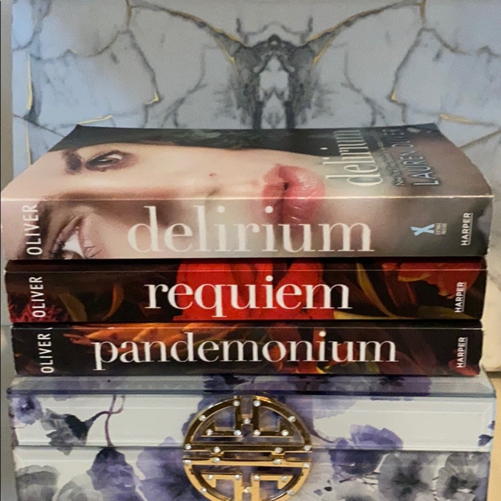 Books by Lauren Oliver - The Delirium Trilogy